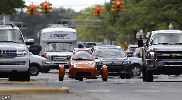 1408096841375_wps_8_The_Elio_a_three_wheeled_.jpg