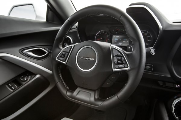 2016-Chevrolet-Camaro-RS-V-6-steering-wheel[1].jpg