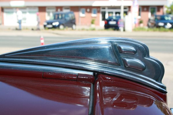 Borgward_hood-ornament.jpg
