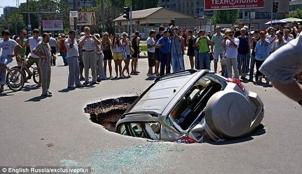 Car-in-Sink-Hole.jpe