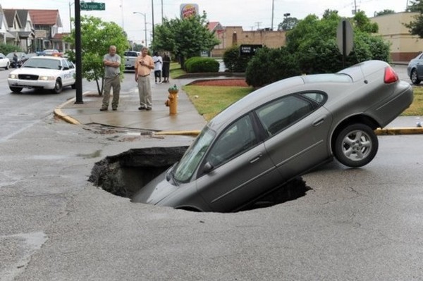 car-in-sink-hole.jpg