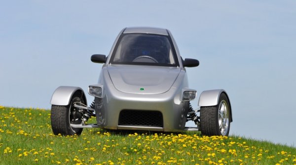 Elio_car_field-723x406.jpg
