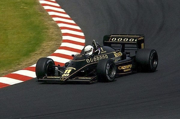 Elio_de_Angelis_im_Lotus-Renault_1985-08-02.jpg