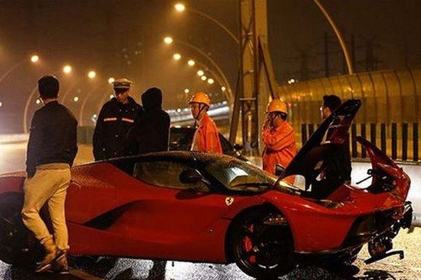 Ferrari-LaFerrari_Crash2.jpg