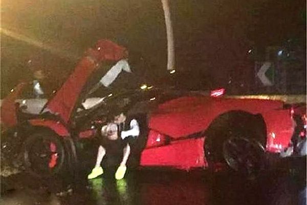 Ferrari-LaFerrari_CrashDriver.jpe