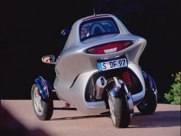 Mercedes-Benz-F-300-Life-Jet-Concept-Rear-Angle-Drive-1024x768.jpg