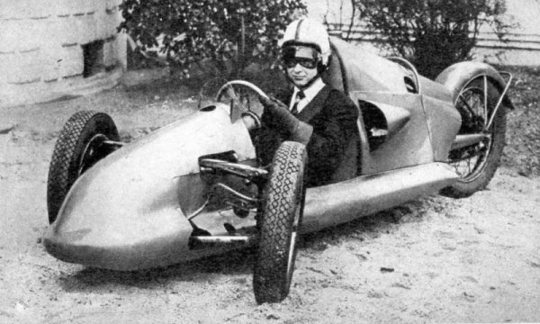 Roger Sceaux 3-wheeler.jpg