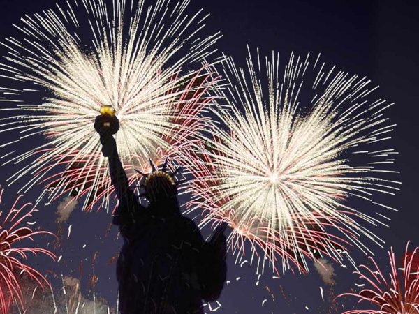 Statue-Of-Liberty-New-York-Fireworks-Wallpaper.jpg