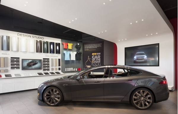 tesla-store-los-angeles-photo-misha-bruk-mbh-architects_100449432_l.jpg