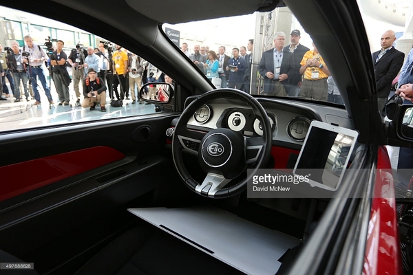 the-threewheel-elio-prototype-vehicle-is-unveiled-at-the-2015-los-picture-id497888628.jpg
