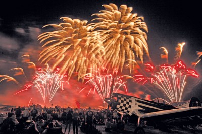 Wisconsin-Night-Airshow-Fireworks-400x266.jpg